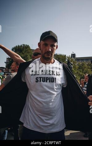 La polizia si è scontrata e arrestata i manifestanti durante una protesta 'resist and Act for Freedom' contro un vaccino obbligatorio del coronavirus, indossando maschere, di sociale Foto Stock