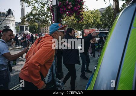 La polizia si è scontrata e arrestata i manifestanti durante una protesta 'resist and Act for Freedom' contro un vaccino obbligatorio del coronavirus, indossando maschere, di sociale Foto Stock