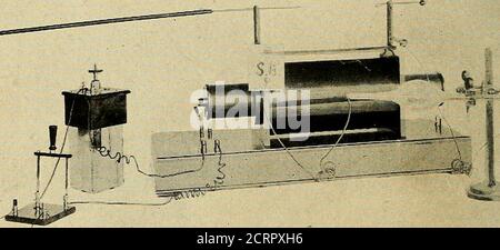 . I raggi Roentgen in medicina e chirurgia come ausilio nella diagnosi e come agente terapeutico : progettati per l'uso di medici e studenti . Fig. 14. Mostra il motore-generatore, la bobina di Ritchie con l'interruttore del martello e il tubo. Un motore-generatore è una piccola dinamo combinata con un motore elettrico. Al posto di un motore-generatore può essere utilizzata una piccola dinamo che può essere fatta funzionare da un motore ad acqua o da un motore a benzina. Fig. 15. Mostra la bobina di Ritchie caricata dalla rete stradale, dall'interruttore elettrolitico Wehnelt e dal tubo. APPARECCHIATURA RADIOLOGICA 25 Foto Stock