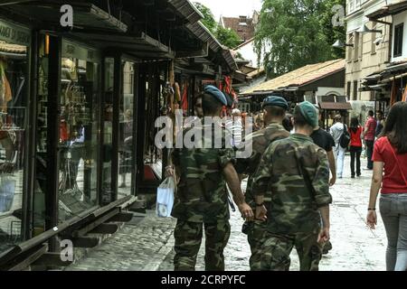 SARAJEVO, BOSNIA - 5 GIUGNO 2008: Truppe EUFOR, soldati dell'Unione europea, camminando in uniforme nelle strade di Bascarsija. Formalmente conosciuto come operazione A. Foto Stock