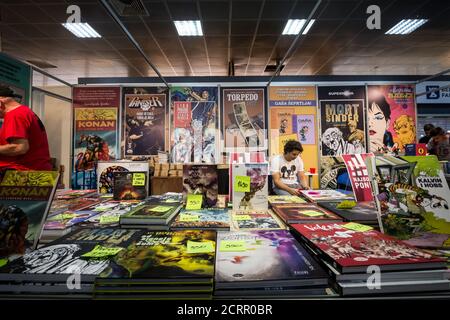 BELGRADO, SERBIA - 25 OTTOBRE 2019: Copertine di fumetti, di varie origini in esposizione per la vendita su un negozio di fumetti retrò a Belgrado con gli uomini lo Foto Stock