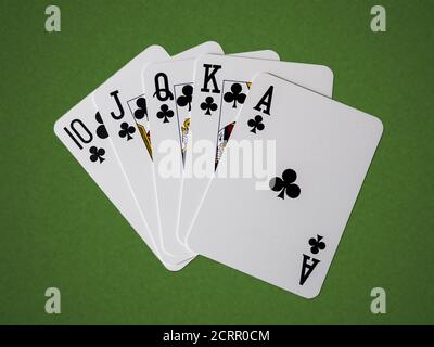 Insieme di carte da gioco isolate su sfondo verde Foto Stock