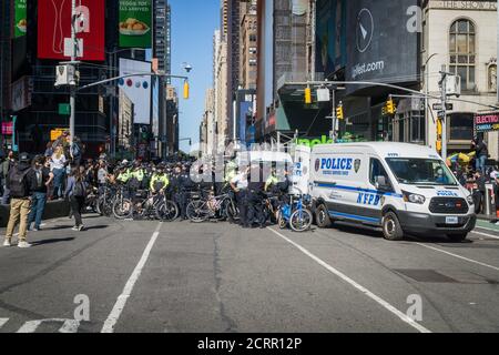 New York City, Stati Uniti. 19 Settembre 2020. I dimostranti anti anti anti anti-immigrazione e forze dell'ordine (ICE) si sono levati in una posizione di stallo con la polizia di New York a Times Square il 19 settembre 2020. (Foto di Steve Sanchez/Pacific Press/Sipa USA) Credit: Sipa USA/Alamy Live News Foto Stock