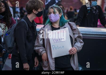 New York City, Stati Uniti. 19 Settembre 2020. I dimostranti anti anti anti anti-immigrazione e forze dell'ordine (ICE) si sono levati in una posizione di stallo con la polizia di New York a Times Square il 19 settembre 2020. (Foto di Steve Sanchez/Pacific Press/Sipa USA) Credit: Sipa USA/Alamy Live News Foto Stock