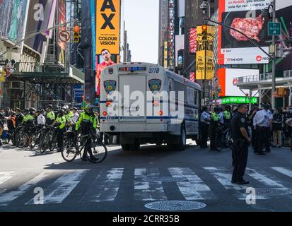 New York City, Stati Uniti. 19 Settembre 2020. I dimostranti anti anti anti anti-immigrazione e forze dell'ordine (ICE) si sono levati in una posizione di stallo con la polizia di New York a Times Square il 19 settembre 2020. (Foto di Steve Sanchez/Pacific Press/Sipa USA) Credit: Sipa USA/Alamy Live News Foto Stock