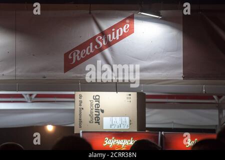 BELGRADO, SERBIA - 17 AGOSTO 2019: Logo Red Stribe di fronte a un rivenditore locale di Belgrado. Red Stripe è un marchio giamaicano di birra chiara lager, Foto Stock