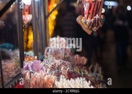 Caramelle, bastoncini caramelle, soprattutto caramelle e lecci, diversificati, esposti in sciolto in un negozio durante un carnevale o una fiera, tipici della bufera Foto Stock