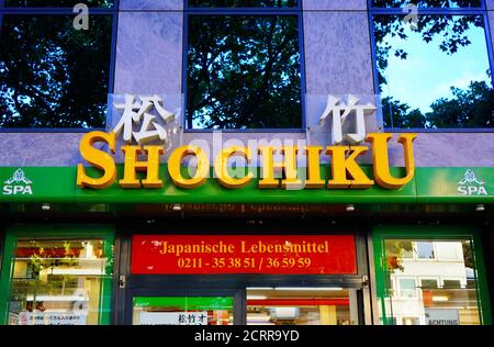 Vista frontale esterna del negozio di alimentari 'Shochiku' nel popolare quartiere giapponese sulla Immermannstrasse a Düsseldorf, Germania. Foto Stock