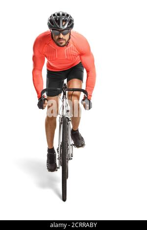 Ritratto di un ciclista professionista con casco e occhiali da sole a cavallo una bicicletta da strada personalizzata verso la telecamera isolata in bianco sfondo Foto Stock