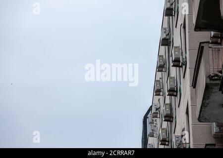 Le unità aria condizionata o AC, sul display con i loro fan su un decadimento facciata di un vecchio edificio di Belgrado, Serbia, l'Europa. Essi sono usati per raffreddare d Foto Stock