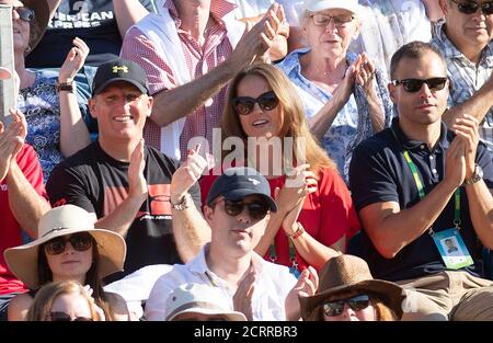 La moglie di Andy Murray, Kim Sears, applaude alla folla. Murray / Stan Wawrinka Nature Valley International - Eastbourne. IMMAGINE : MARK PAIN / ALAMY Foto Stock