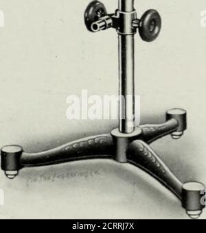 . Radiografia elementare e dentale . Fig.- 59. Fig. 60. Fig. 59. Supporto per tubo radiogeno semplice.IIg. (Io. Staiul. Tubo con schermatura di protezione in vetro di piombo e diaframma di compressione. Estremità di lither di un hii^h-frecjuoncy X-ra- lnl)e ma- l)o connottctl con nastro terminale di una bobina ad alta frequenza. Wliile questo è teoricamente, a volte si trova in pratica che il tubo funziona betterhitched su un senso che l'altro. Quando il tubo è agganciato in su la corrente oscilla attraverso esso edue flussi catodici sono generati. Uno dei flussi è focusedcontro il bersaglio e i raggi X sono dati o Foto Stock