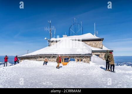 Zakopane, Polonia Marzo 2019 turisti che visitano la cima di Kasprowy Wierch con più stazioni meteorologiche sullo sfondo Foto Stock