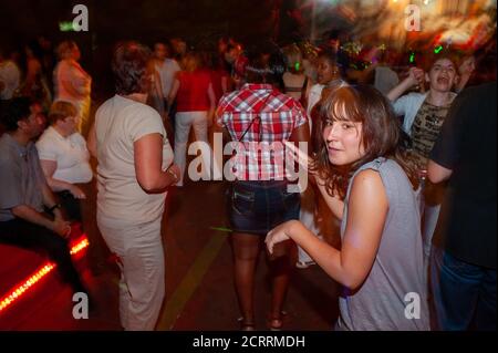 Parigi, Francia, eventi pubblici, Festa della Bastiglia, 14 luglio Danza. Donne francesi che ballano al ballo dei pompieri. vacanze adolescenziali, festeggiamenti per il pubblico Foto Stock