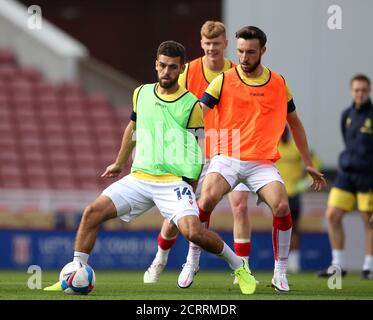 Tommy Smith di Stoke City (a sinistra) e Nick Powell si riscaldano prima della partita del campionato Sky Bet allo stadio bet365, Stoke. Foto Stock