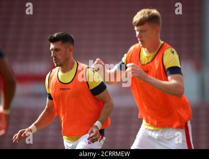 Danny Batth di Stoke City (a sinistra) si riscalda prima della partita del campionato Sky Bet allo stadio bet365, Stoke. Foto Stock