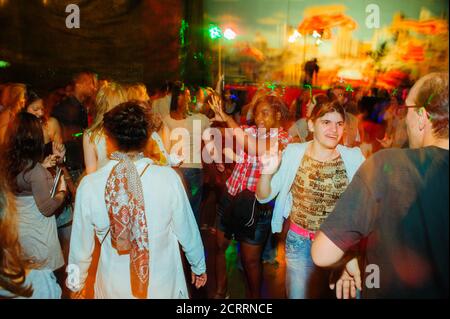 Parigi, Francia, eventi pubblici, Festa della Bastiglia, ballo del 14 luglio. Donne francesi in grande folla, ballare al ballo dei vigili del fuoco. Foto Stock