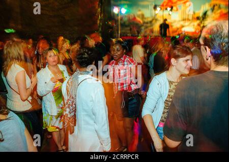 Parigi, Francia, eventi pubblici, Festa della Bastiglia, ballo del 14 luglio. Donne francesi in una grande folla di persone diverse, ballando al ballo di Firemen. Foto Stock