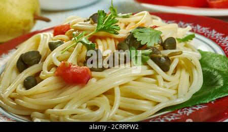 Spaghetti al pesto di capperi, pasta con salsa di capperi. Cucina siciliana, piatti tradizionali italiani assortiti, vista dall'alto. Foto Stock