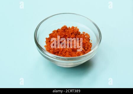 Chutney secco di arachidi d'aglio, cibo maharashtrio autentico, pasta di curry rosso in recipiente di vetro, ingredienti di base per curry indiano o sugo fatto con vari s. Foto Stock