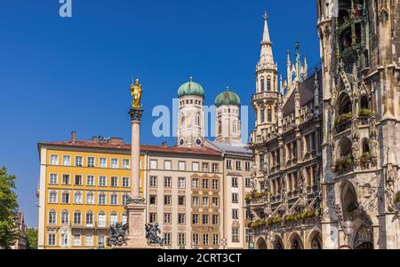 Frauenkirche e il nuovo municipio di Monaco, Germania Foto Stock