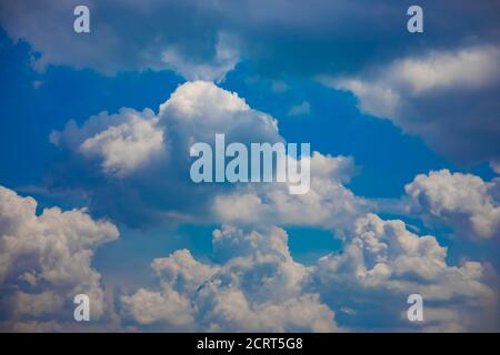 Una nuvola bianca nel cielo blu sparato Foto Stock