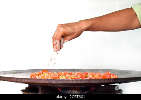 PAV Bhaji essendo cucinato nelle strade dell'India, cibo indiano di Mumbai il Bhaji del Pad, il Bhaji del Pad è un piatto di fast food dall'India, curry di verdure spesse e piccanti, Foto Stock