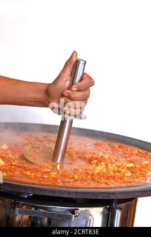 PAV Bhaji essendo cucinato nelle strade dell'India, cibo indiano di Mumbai il Bhaji del Pad, il Bhaji del Pad è un piatto di fast food dall'India, curry di verdure spesse e piccanti, Foto Stock