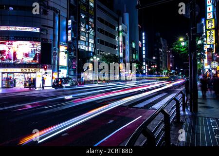 Una notte al neon Street a Roppongi Tokyo grandangolo Foto Stock