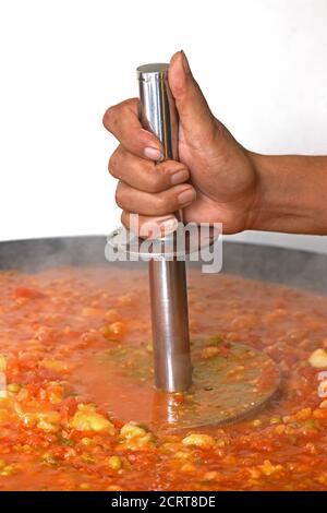 PAV Bhaji essendo cucinato nelle strade dell'India, cibo indiano di Mumbai il Bhaji del Pad, il Bhaji del Pad è un piatto di fast food dall'India, curry di verdure spesse e piccanti, Foto Stock