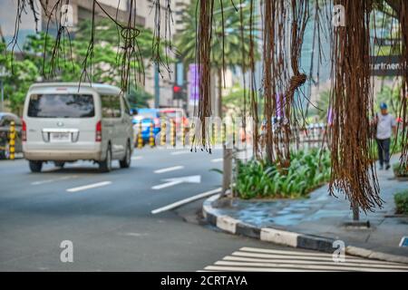 Manila, Filippine - 02 febbraio 2020: Strade della città di Makati durante il giorno. Foto Stock