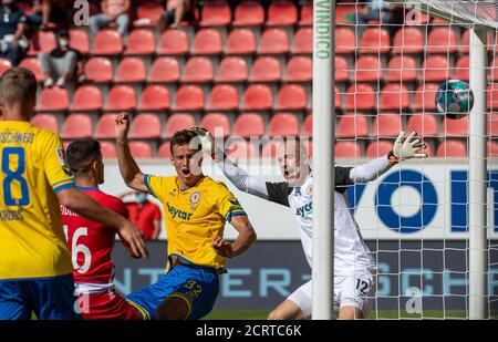 Heidenheim, Germania. 20 Settembre 2020. Calcio: 2° Bundesliga, 1° FC Heidenheim - Eintracht Braunschweig, 1° incontro nella Voith Arena. Kevin Sessa di Heidenheim (2° da sinistra) segna il 2-0. Credito: Stefan Puchner/dpa - NOTA IMPORTANTE: In conformità con le norme del DFL Deutsche Fußball Liga e del DFB Deutscher Fußball-Bund, è vietato sfruttare o sfruttare nello stadio e/o nel gioco le fotografie scattate sotto forma di sequenze di immagini e/o serie di foto di tipo video./dpa/Alamy Live News Foto Stock