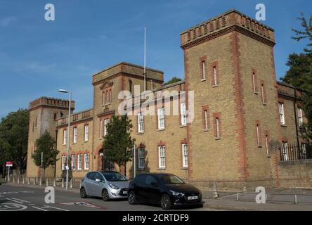 esterno delle caserme del 1870, kingston upon thames, surrey, inghilterra, deposito di quello che divenne il reggimento del surrey orientale e ora convertito in appartamenti Foto Stock