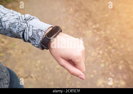 Fitness tracker sul polso della donna, concetto di monitoraggio dell'attività sportiva Foto Stock