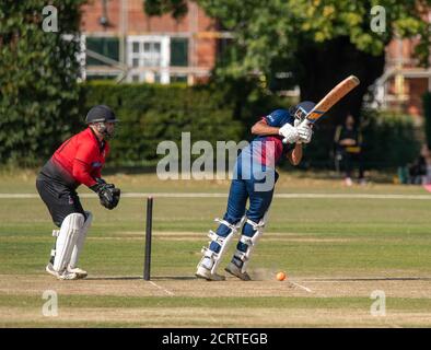 Brentwood Essex 20 settembre 2020 'ultimo match della stagione' Dukes Essex Twenty20 finale partita di cricket, Buckhurst Hill vs Hornchurch cricket club giocato al Brentwood Cricket Club. Distanza sociale molto limitata e poca "regola dei sei" in evidenza. Credit: Ian Davidson/Alamy Live News Foto Stock