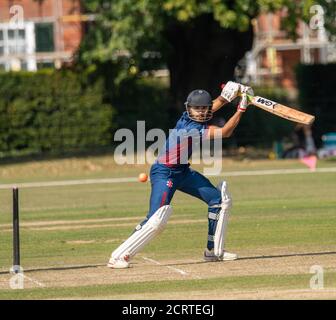 Brentwood Essex 20 settembre 2020 'ultimo match della stagione' Dukes Essex Twenty20 finale partita di cricket, Buckhurst Hill vs Hornchurch cricket club giocato al Brentwood Cricket Club. Distanza sociale molto limitata e poca "regola dei sei" in evidenza. Credit: Ian Davidson/Alamy Live News Foto Stock