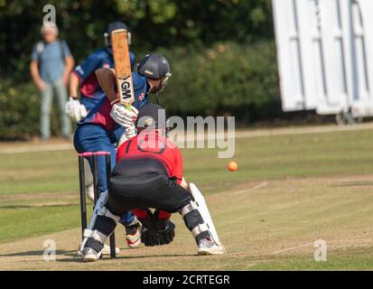 Brentwood Essex 20 settembre 2020 'ultimo match della stagione' Dukes Essex Twenty20 finale partita di cricket, Buckhurst Hill vs Hornchurch cricket club giocato al Brentwood Cricket Club. Distanza sociale molto limitata e poca "regola dei sei" in evidenza. Credit: Ian Davidson/Alamy Live News Foto Stock