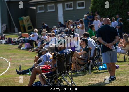 Brentwood Essex 20 settembre 2020 'ultimo match della stagione' Dukes Essex Twenty20 finale partita di cricket, Buckhurst Hill vs Hornchurch cricket club giocato al Brentwood Cricket Club. Distanza sociale molto limitata e poca "regola dei sei" in evidenza. Credit: Ian Davidson/Alamy Live News Foto Stock