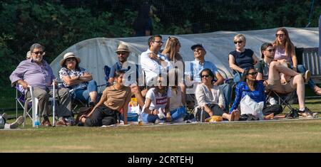 Brentwood Essex 20 settembre 2020 'ultimo match della stagione' Dukes Essex Twenty20 finale partita di cricket, Buckhurst Hill vs Hornchurch cricket club giocato al Brentwood Cricket Club. Distanza sociale molto limitata e poca "regola dei sei" in evidenza. Credit: Ian Davidson/Alamy Live News Foto Stock