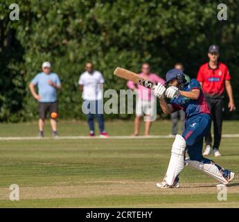 Brentwood Essex 20 settembre 2020 'ultimo match della stagione' Dukes Essex Twenty20 finale partita di cricket, Buckhurst Hill vs Hornchurch cricket club giocato al Brentwood Cricket Club. Distanza sociale molto limitata e poca "regola dei sei" in evidenza. Credit: Ian Davidson/Alamy Live News Foto Stock