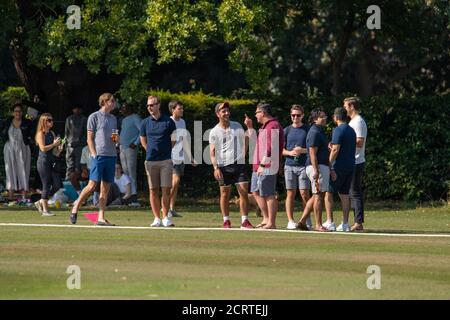 Brentwood Essex 20 settembre 2020 'ultimo match della stagione' Dukes Essex Twenty20 finale partita di cricket, Buckhurst Hill vs Hornchurch cricket club giocato al Brentwood Cricket Club. Distanza sociale molto limitata e poca "regola dei sei" in evidenza. Credit: Ian Davidson/Alamy Live News Foto Stock