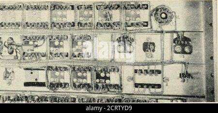 . La rivista tecnica Bell System . iFi&lt;i:mm^^&^-m. Fig. 16 lato cablaggio unità relè. Intervalli di perdita di potenza prolungati. La quantità di memoria è misurata in termini di cifre o bit binari. Il numero di bit equivalenti a tosingle Cross Connection può essere piuttosto grande. Pertanto, la memoria elettronica MEM-ory che sostituisce la memoria fissa, come nel convertitore di schede nei sistemi elettromeccanici moderni, dovrebbe essere elevata nella capacità di bit, da 10^ a 10^ bit per 10,000 linee. Foto Stock