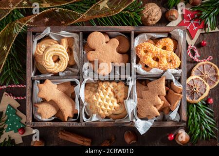 Biscotti dolci di pan di zenzero per Natale in un piccolo boxone di legno tavolo di legno Foto Stock