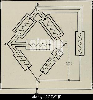 . La rivista tecnica Bell System è quella di schermamentoun solo condensatore. È desiderabile schermare i decenni dall'altro se le capacità sono piccole in quanto ciò facilita la taratura e può essere effettuato in modo isagevole. Se la capacità è grande, ad esempio oltre 10,000/x/xf.,questa precauzione non è necessaria. La capacità introdotta dall'attrezzosulle unità ha l'effetto di aumentare leggermente il valore di ciascuna impostazione del quadrante. La forma di costruzione della schermatura è simile a quella del resistore mostrato in Fig. 5. 570 SISTEMA CAMPANA TECNICO JOURNAL circuiti a ponte i principi generali del ponte Foto Stock