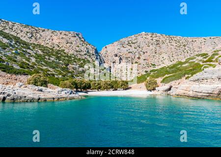 Palatia, spiaggia turchese sull'isola di Saria con cappella bianca sopra, Isola di Karpathos, Grecia Foto Stock