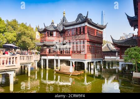 29 novembre 2018 - Shanghai, Cina - la Casa del tè Huxinting e il Ponte Nine Turn, affollato di turisti, nella zona del Giardino Yu della Città Vecchia, Sha Foto Stock