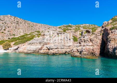 Palatia, spiaggia turchese sull'isola di Saria con cappella bianca sopra, Isola di Karpathos, Grecia Foto Stock