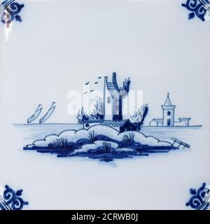 Primo piano di piastrelle Delfware blu fatte a mano, decorazione tradizionale olandese casa, arte e oggetti artigianali. Foto Stock