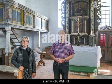 Illmersdorf, Germania. 17 Settembre 2020. Verena Jolske-Dittrich, leader della chiesa, e Robert Marnitz, pastore, si trovano nella piccola chiesa del villaggio. La piccola chiesa a graticcio di Illmersdorf conserva un tesoro speciale: Nella cripta sono conservate undici mummie. Chi erano durante la loro vita è ora conosciuto. E' contestato che alcuni di essi possono essere visti a causa di coperchi di vetro per bara. Credit: Patrick Pleul/dpa-Zentralbild/ZB/dpa/Alamy Live News Foto Stock