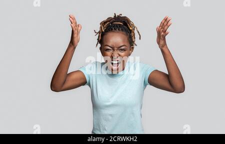 MAD giovane donna nera urlando e gesturando Foto Stock